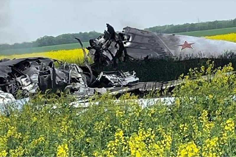 Rus askeri uçağı düştü: Bir ölü