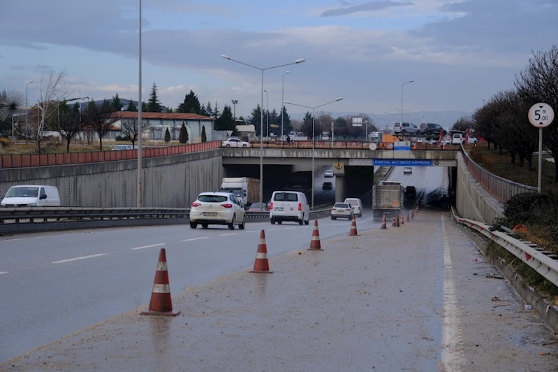 Polisten kaçmak için üst geçitten atlayan şahıs, aracın üzerine düştü
