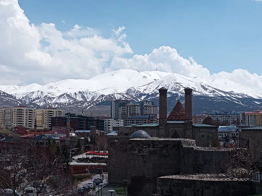 Kınalandığımızın farkına ne zaman varacağız ki?
