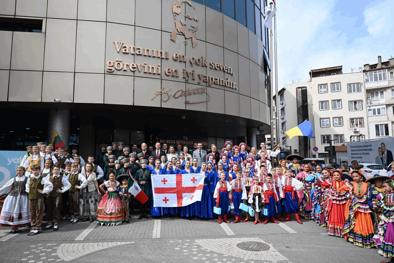 Ahmet Akın, dünya çocuklarını ağırladı