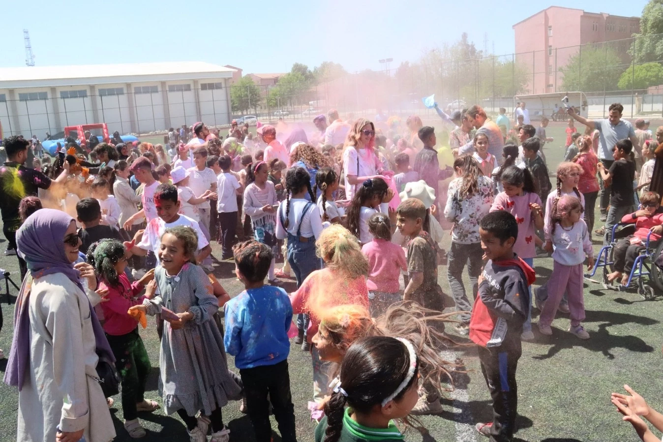 Çocukların festivalinde renkli görüntüler