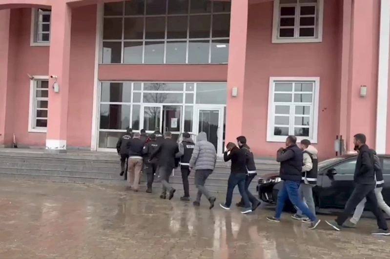 Ehliyet sınavında kopya düzeneği yerleştiren 8 şüpheli yakalandı