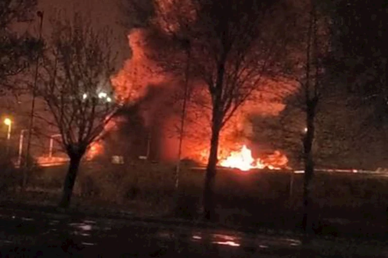 Devrilen yakıt yüklü tanker alev aldı