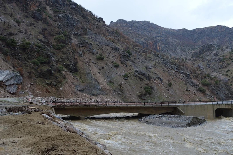 Elazığ’da sağanak yağış sonrası dereler taştı
