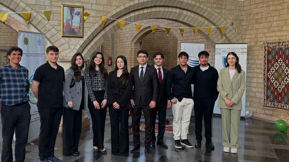 BAYAT KİLİMLERİ DÜNYA BARIŞI KONFERANSINDA TANITILDI