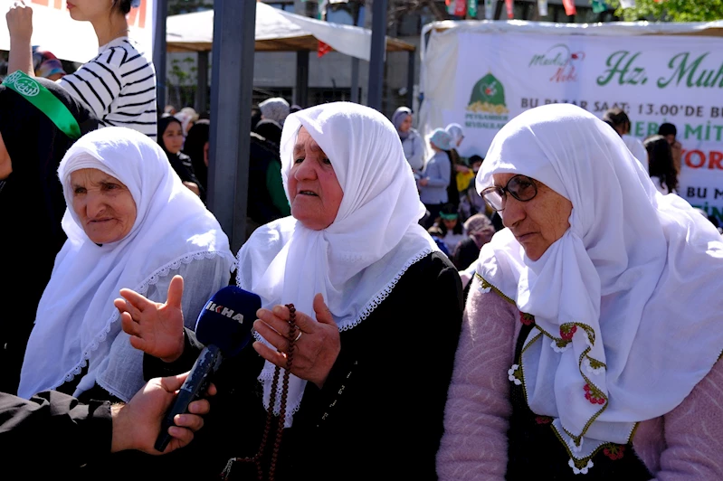 Van’da Mevlid-i Nebi etkinliğe katılan yaşlılar gözyaşlarına hakim olamadı