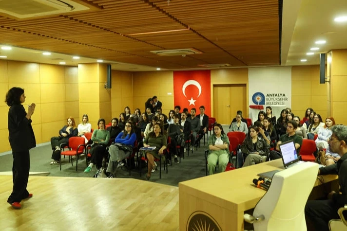 Antalya Büyükşehir’de gençlere AB fırsatları toplantısı