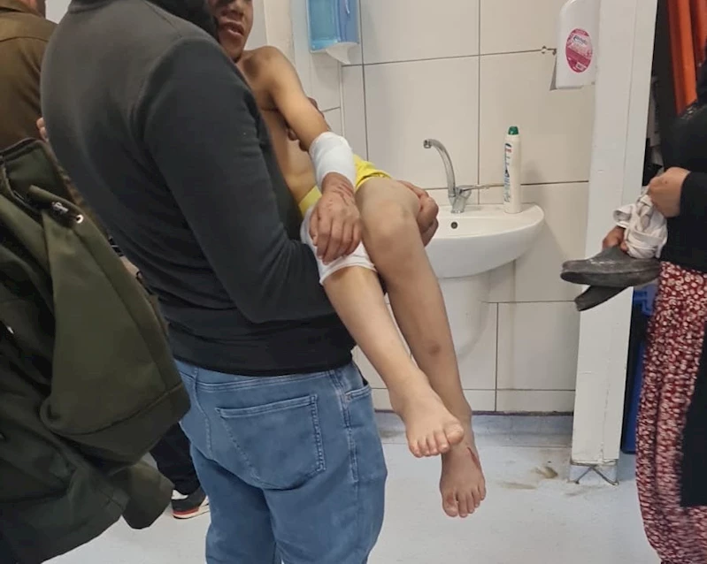 Köpeklerin saldırına uğrayan çocuk yaralandı 