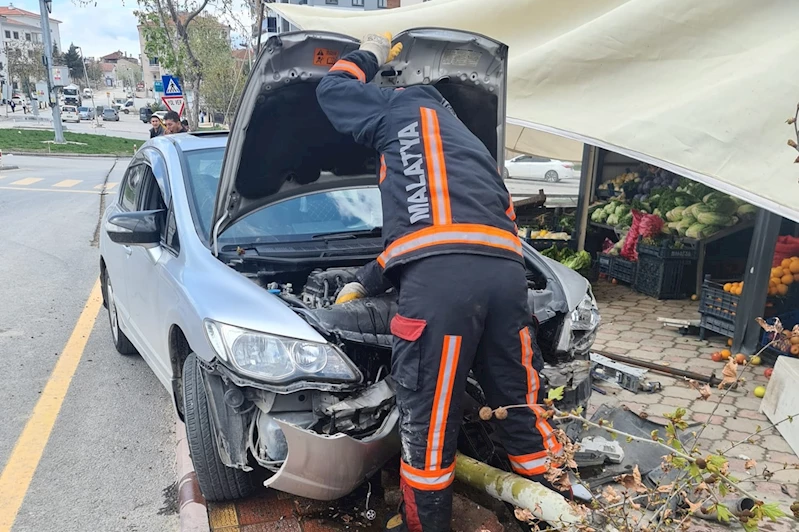 Sürücünün kontrolünü kaybettiği araç ağaca çarptı