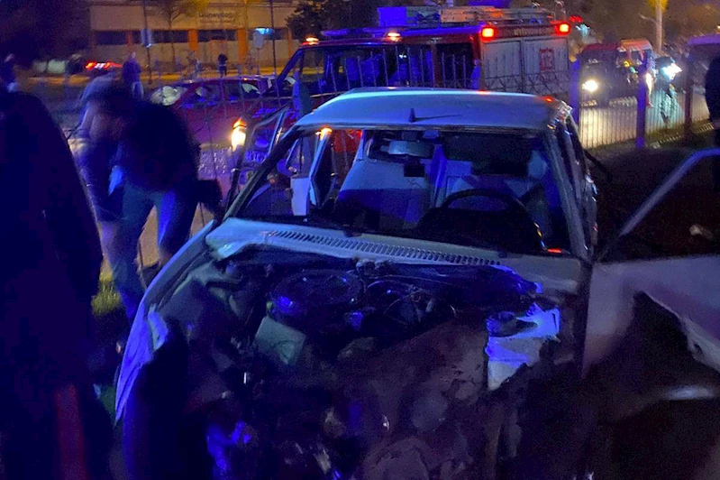 Sürücünün kontrolünü kaybettiği otomobil dehşet saçtı: 4 yaralı