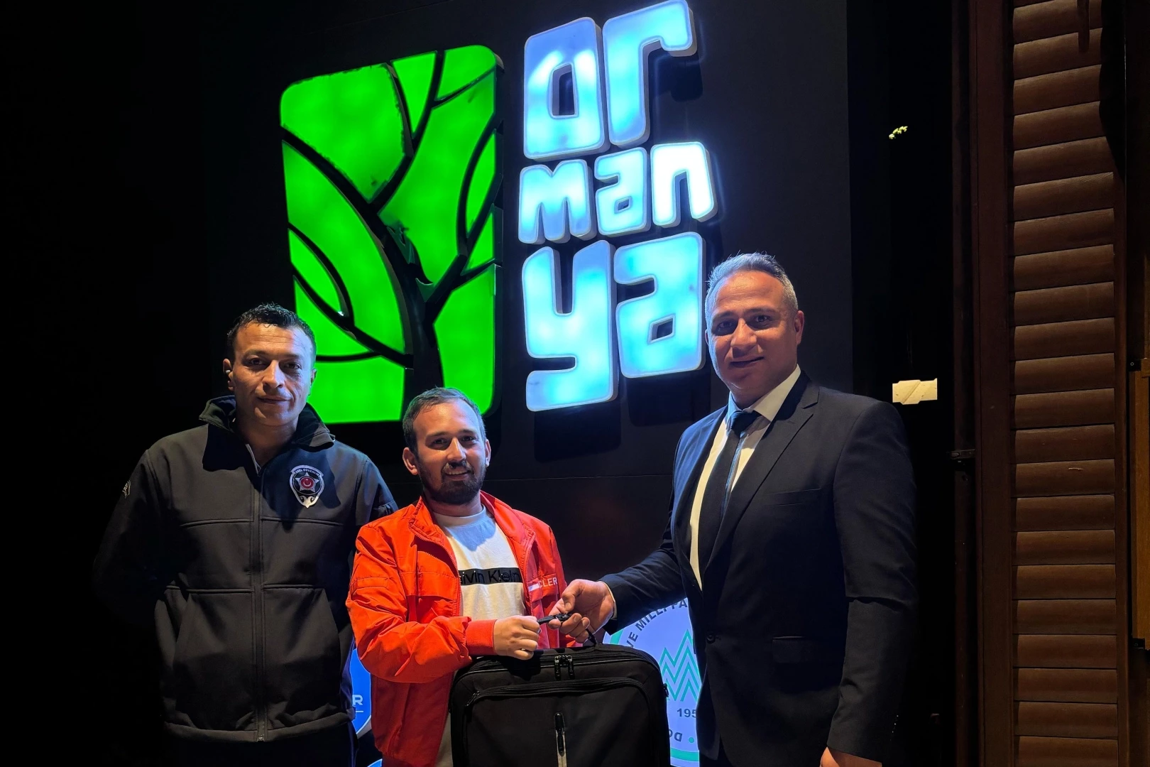 Ormanya’da düşürülen para dolu çanta sahibini buldu