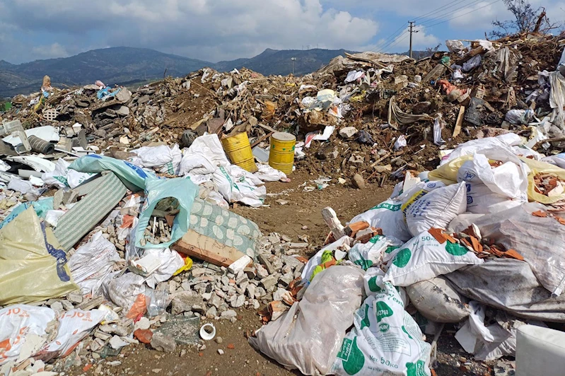 Açık alana çöp döken CHP