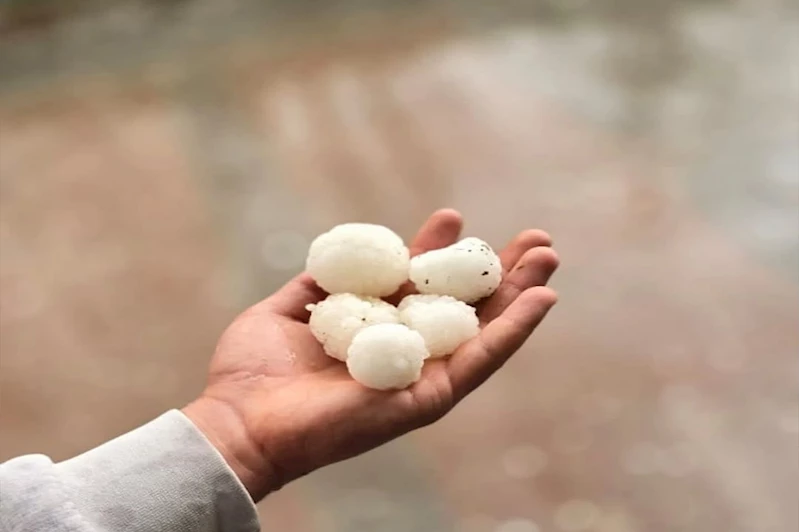 Bingöl’de ceviz büyüklüğünde dolu yağdı