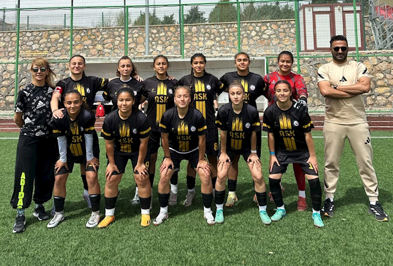 Adil Sani Konukoğlu Spor Lisesi kadın ve erkek futbol takımları Türkiye finallerinde 