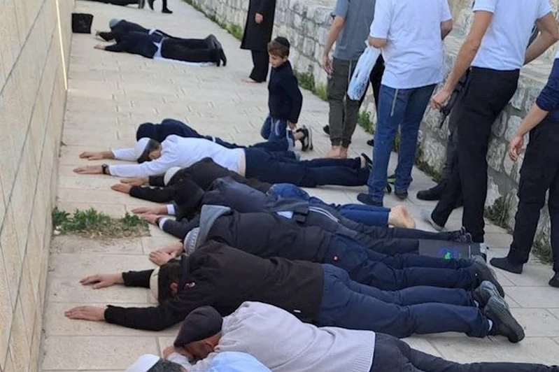 İşgalciler Mescid-i Aksa avlularını kirletiyor