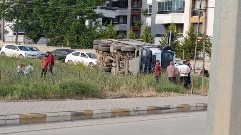 Adıyaman’da TOKİ şantiyesinden çıkan kamyon devrildi: Şans eseri yaralanan olmadı 