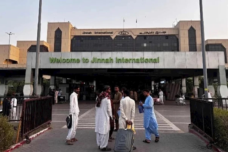 Pakistan hava sahası uçuşlara yeniden açıldı