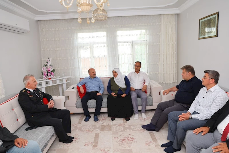 Vali Varol, şehit annesini ziyaret ederek Anneler Gününü kutladı 