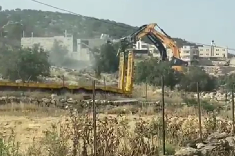 Siyonistler işgal ettikleri toprakları genişletiyor: Batı Şeria’da 7 kişilik ailenin evi yıkıldı