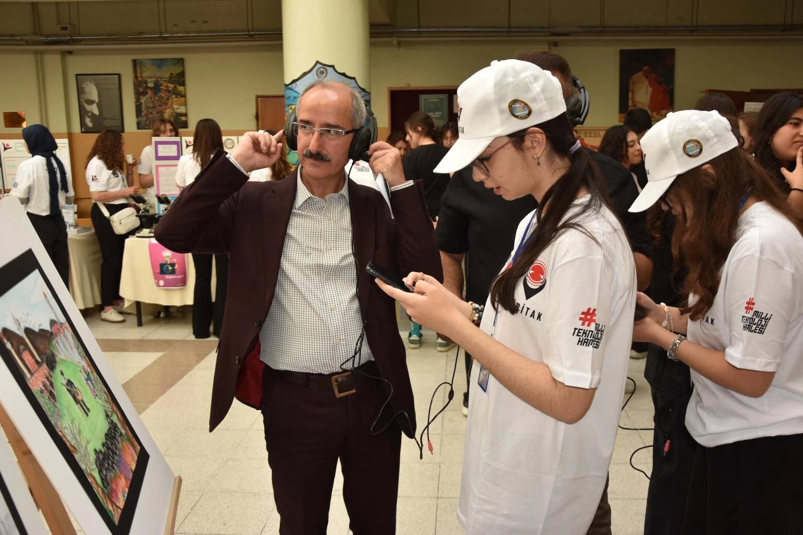 Manisa’da TÜBİTAK 4006 Bilim Fuarı’nda 16 proje sergilendi