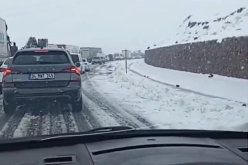  Bingöl-Erzurum yolunda mayıs  ayında kar yağışı 