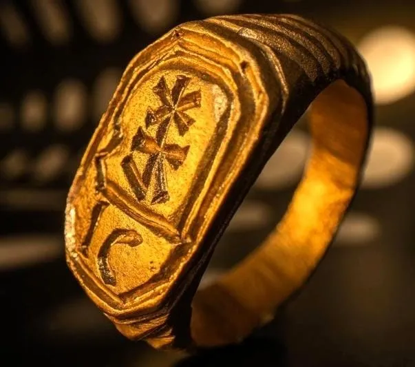 Wawel Kalesi’nde Gizemli Hazine Keşfi: Tarihi Heykelin Altından 400 Yıllık Altın Yüzük Çıktı