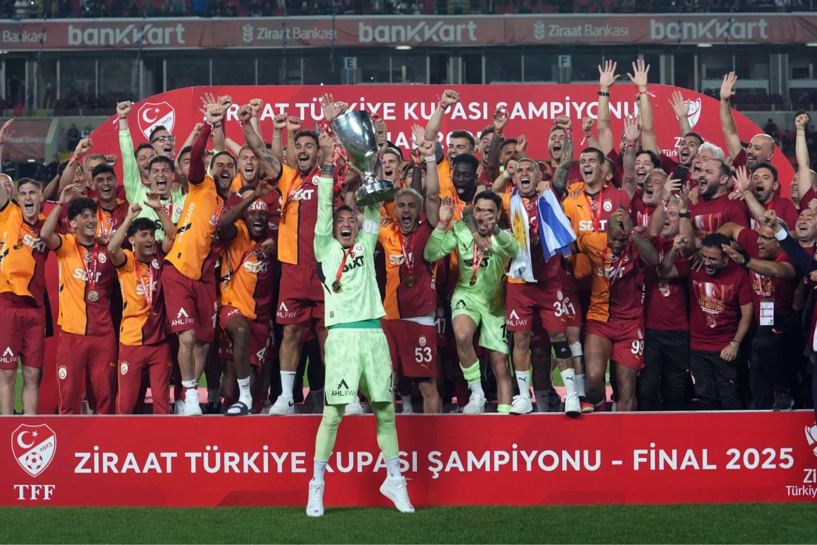 Galatasaray, kupayı coşkuyla kaldırdı!