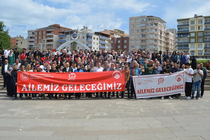 Güçlü aile, güçlü toplum mesajıyla Siirt’te aile yürüyüşü düzenlendi