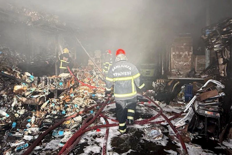 Şanlıurfa-Mardin yolunda depo yangını kısa sürede söndürüldü