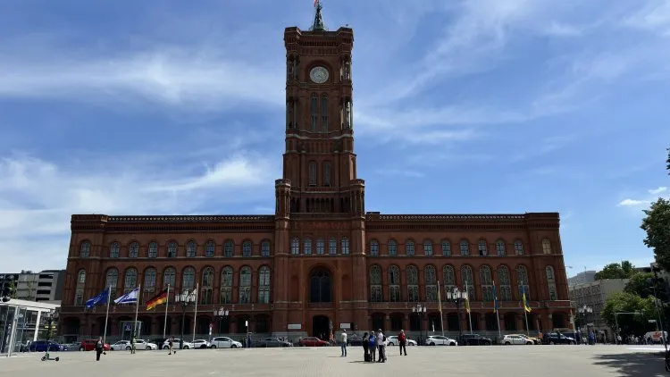  Berlin’de “Randevusuz Gün” Başarılı Geçti: Vatandaşlar İşlemlerini Beklemeden Halletti