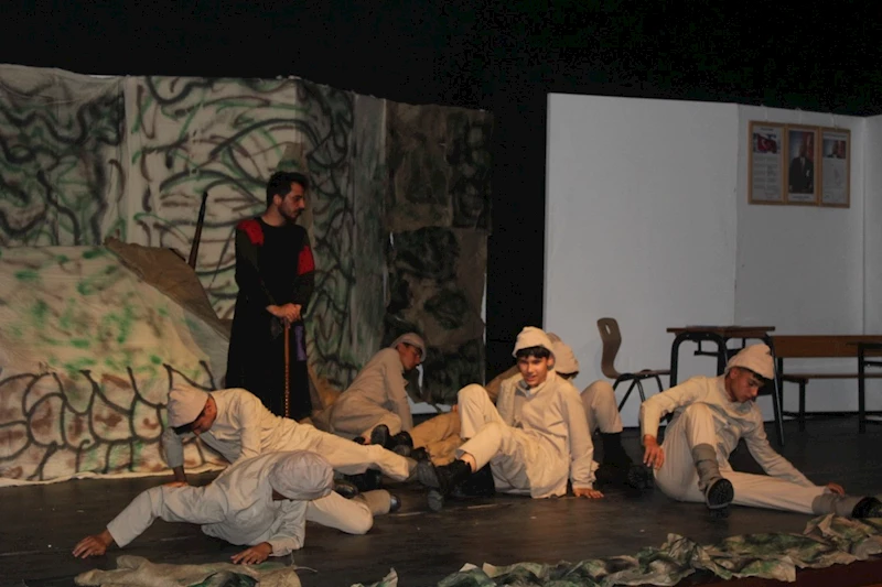 ‘Yer Ayrı Ruh Aynı’ tiyatro gösterisi büyük beğeni topladı 