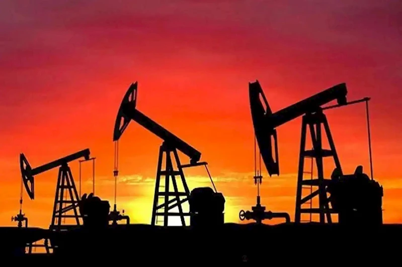 Küresel arz artışı ve belirsizlikler petrol fiyatlarını baskılıyor