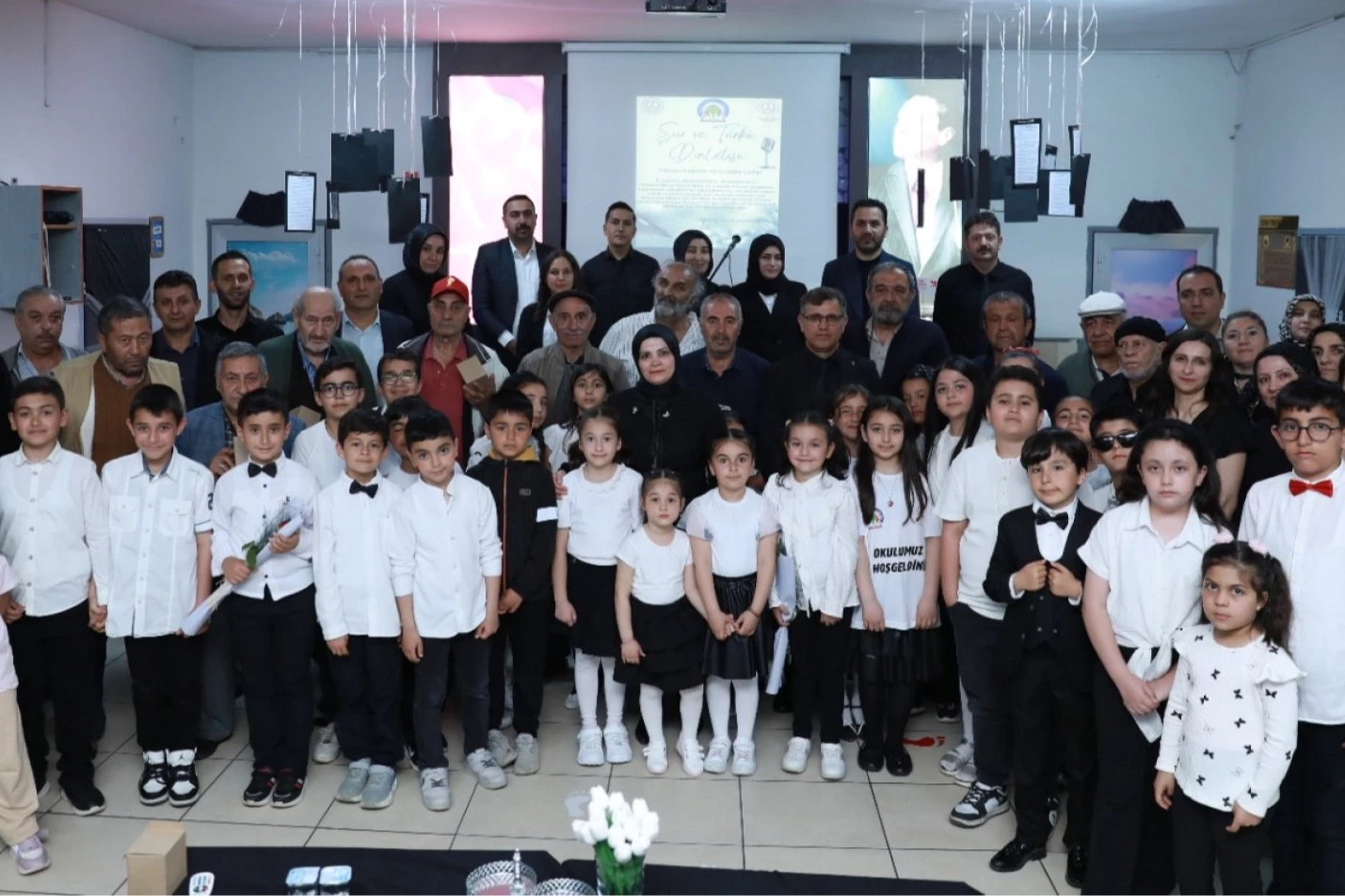 Sivaslı öğrenciler dede ve ninelerini ağırladı