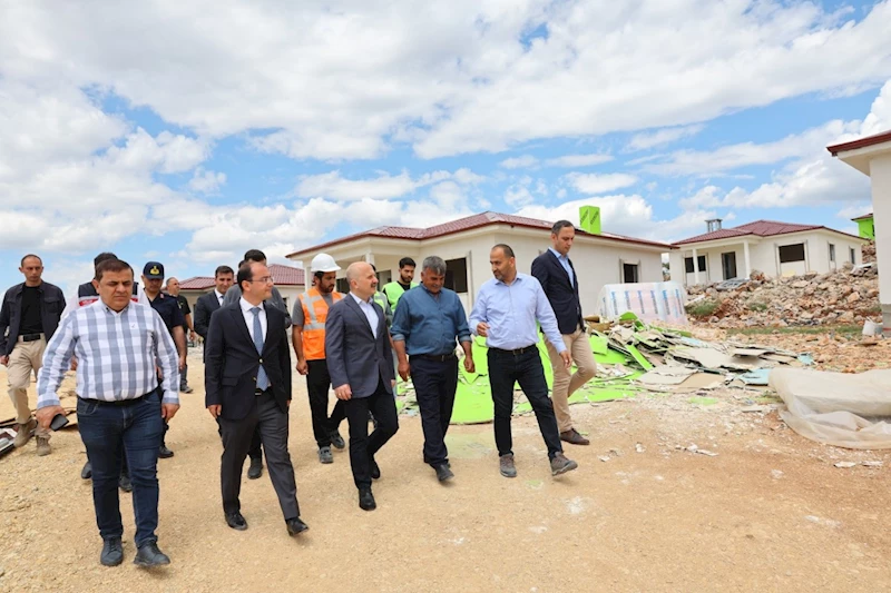 Vali Dr. Osman Varol, Meryemuşağı Köyü’nde yapımı sona eren köy evlerini inceledi 