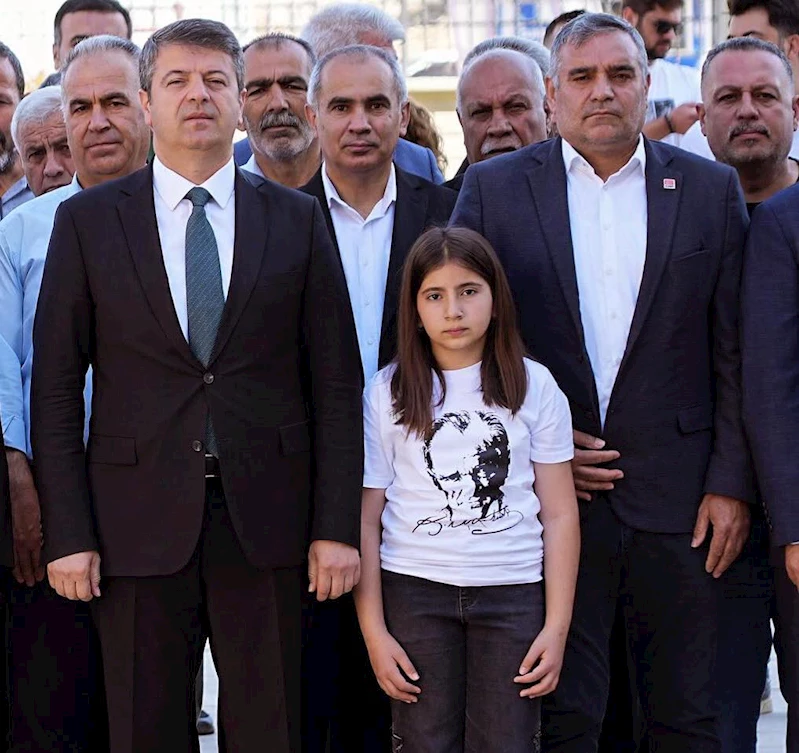 Adıyaman’da CHP Üyeleri Atatürk anıtına çelenk bıraktı 