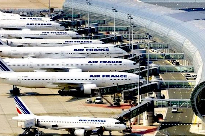 Paris havalimanında trafik kontrol hatası nedeniyle onlarca uçuş iptal edildi