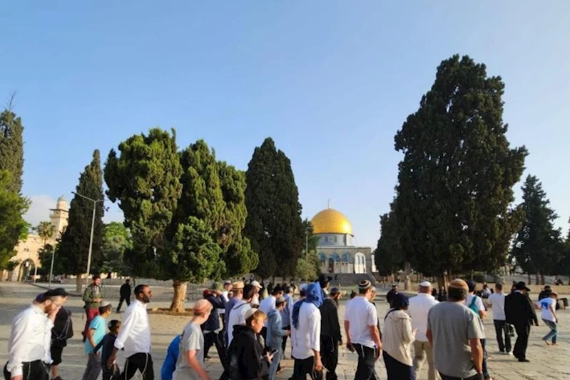 Onlarca siyonist yerleşimci Mescid-i Aksa’ya baskın düzenledi