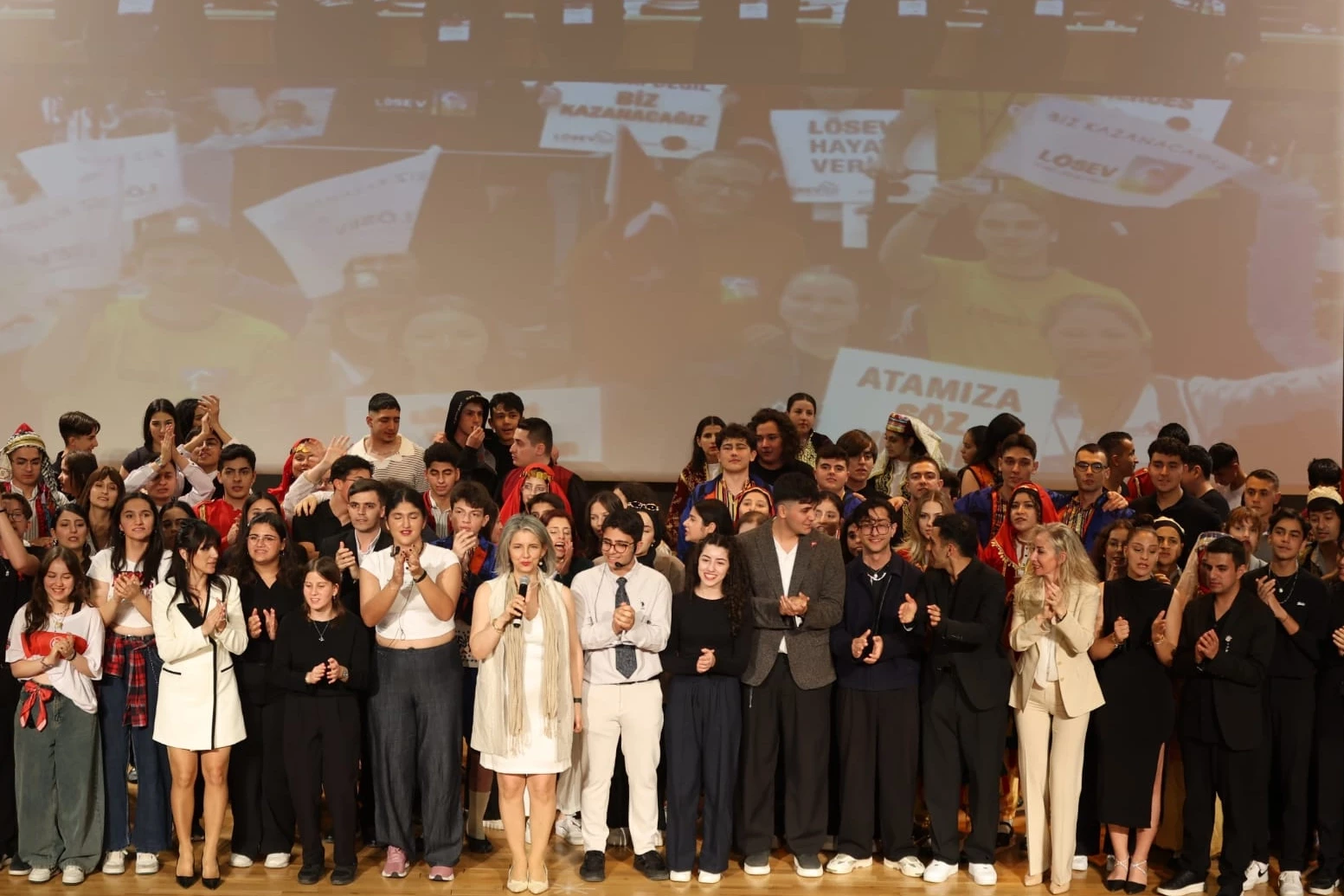 LÖSEV gençlerinden 