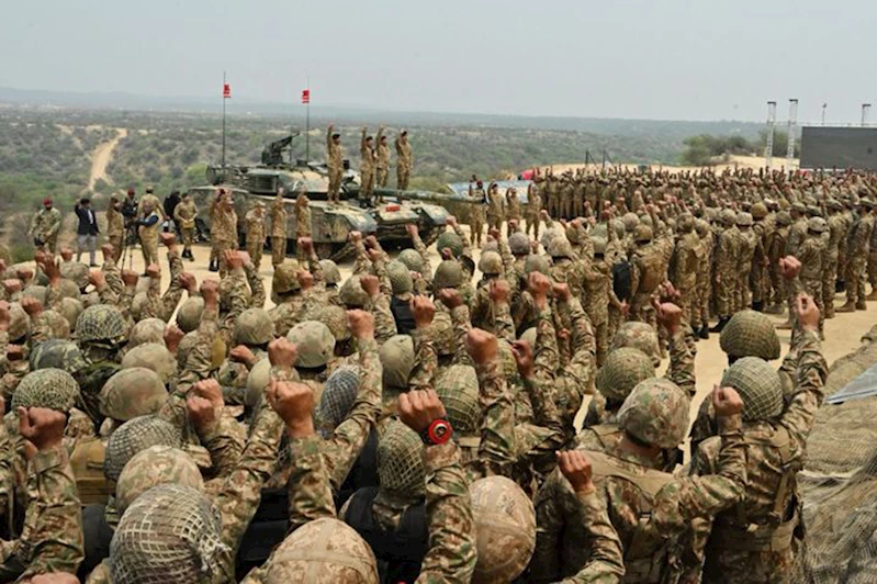 Pakistan ordusundan gerçek mühimmatla tatbikat 