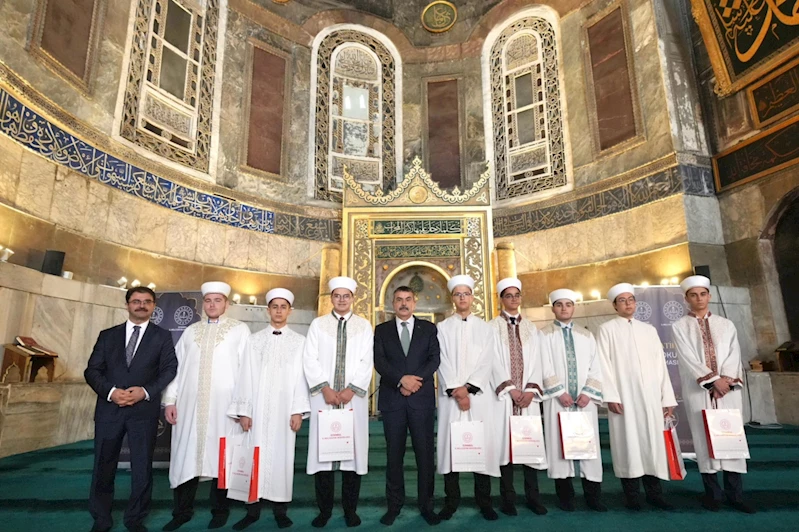 Bakan Tekin: Gençlerimizi değerlerle donanımlı yetiştiriyoruz