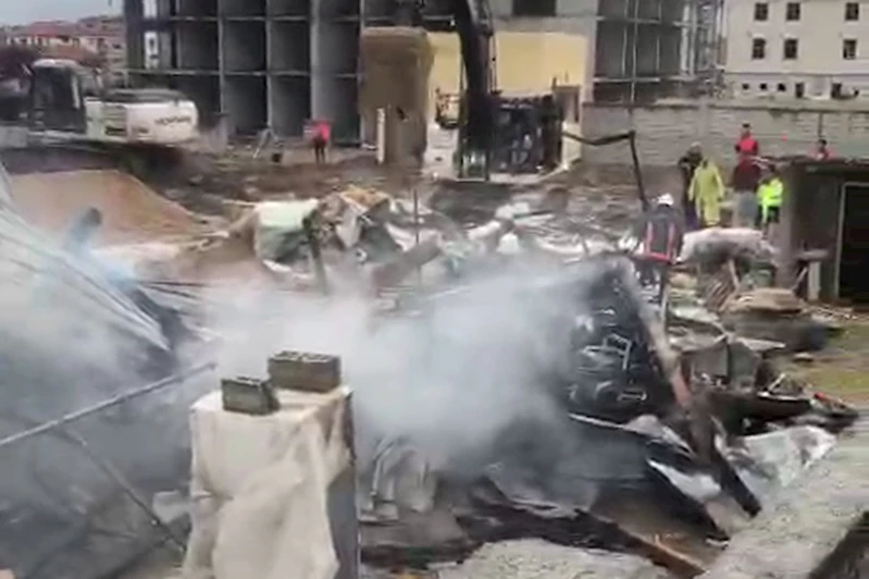 Şantiye alanında işçilerin kaldığı konteynerde yangın