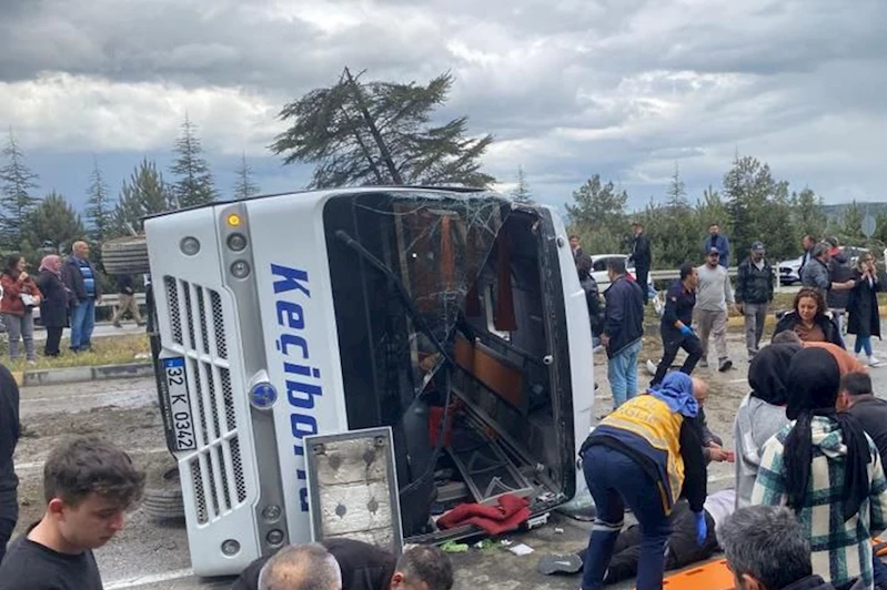 Isparta’da yolcu midibüsü devrildi: 16 yaralı