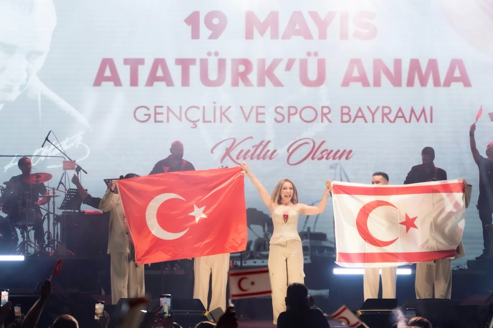 Ziynet Sali, 19 Mayıs’ta gençlik coşkusunu sahneye taşıdı