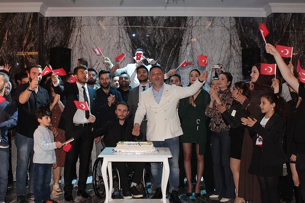 Bursa’da genç inşaat mühendislerinden 19 Mayıs coşkusu