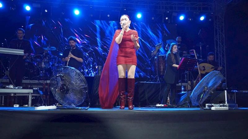 Adıyaman’da Melek Mosso ile 19 Mayıs coşkusu: On binlerce kişi Eğriçay Parkı’nı doldurdu   - Videolu Haber