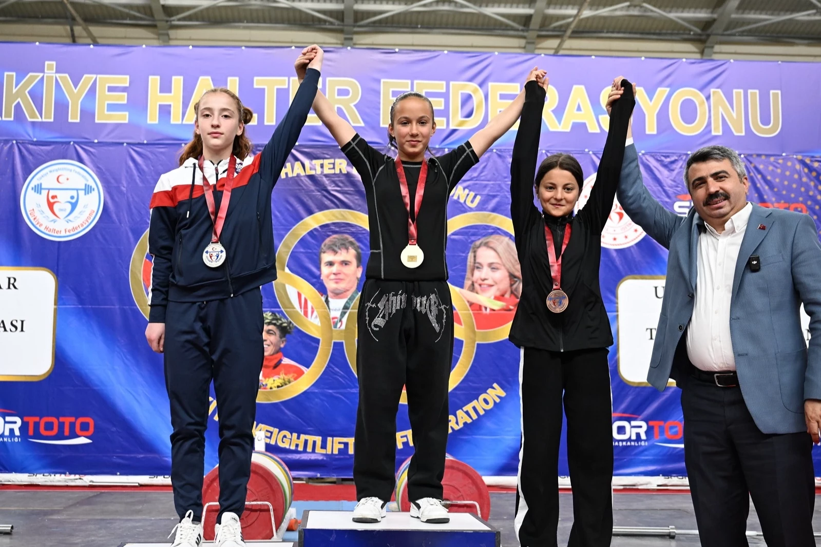 Naim Süleymanoğlu Spor Kompleksi’nde halter rüzgarı