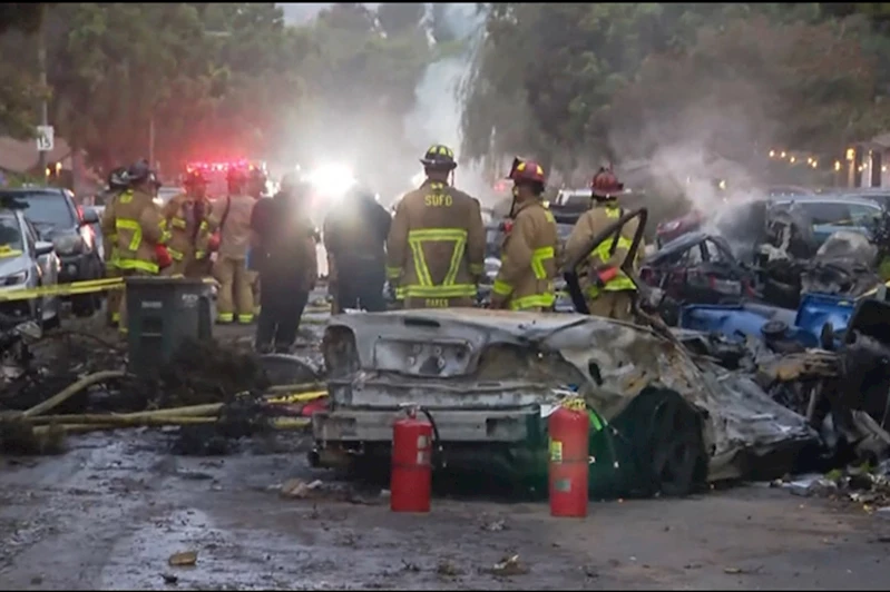 ABD’de küçük bir uçak yerleşim yerine düştü