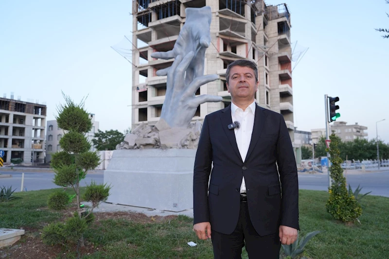 Adıyaman’da ‘Dayanışma Eli Anıtı’ yükseldi: 6 Şubat’ın yardımlaşma ruhu ölümsüzleşti  - Videolu Haber