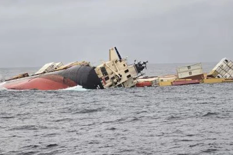 Konteyner gemisi “tehlikeli kargo” ile birlikte sulara gömüldü