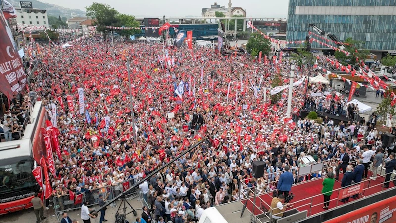 ‘Millet İradesine Sahip Çıkıyor’ mitingi Bursa: Özgür Özel’den sığınmacı mesajı ve demokrasi çağrısı 